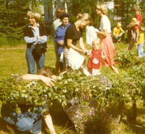 Eva Abrahamsson , Birgitta Johansson och Linda klär midsommarstången